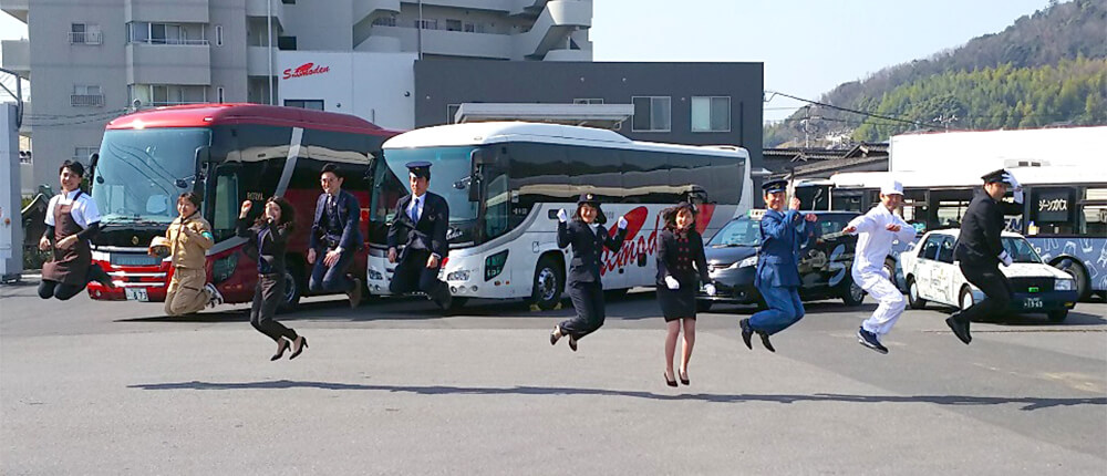 社員達がジャンプしている写真